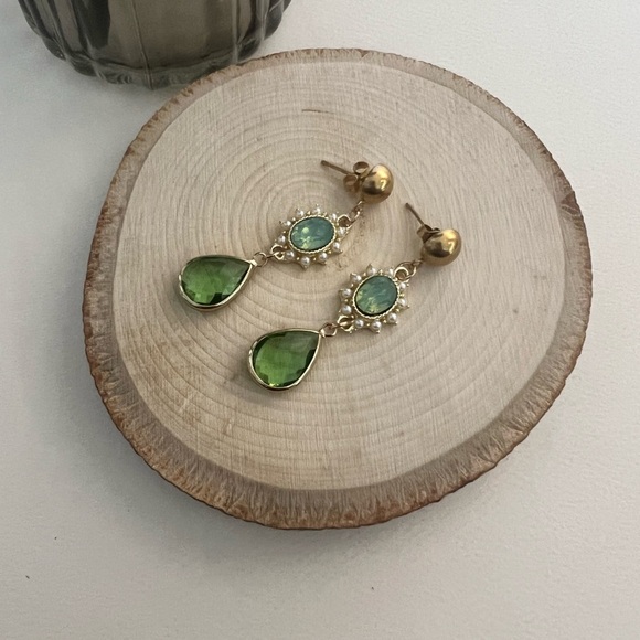 Elegant Angel Gold & Green Victorian-Inspired Necklace with Matching Earrings - Picture 12 of 13